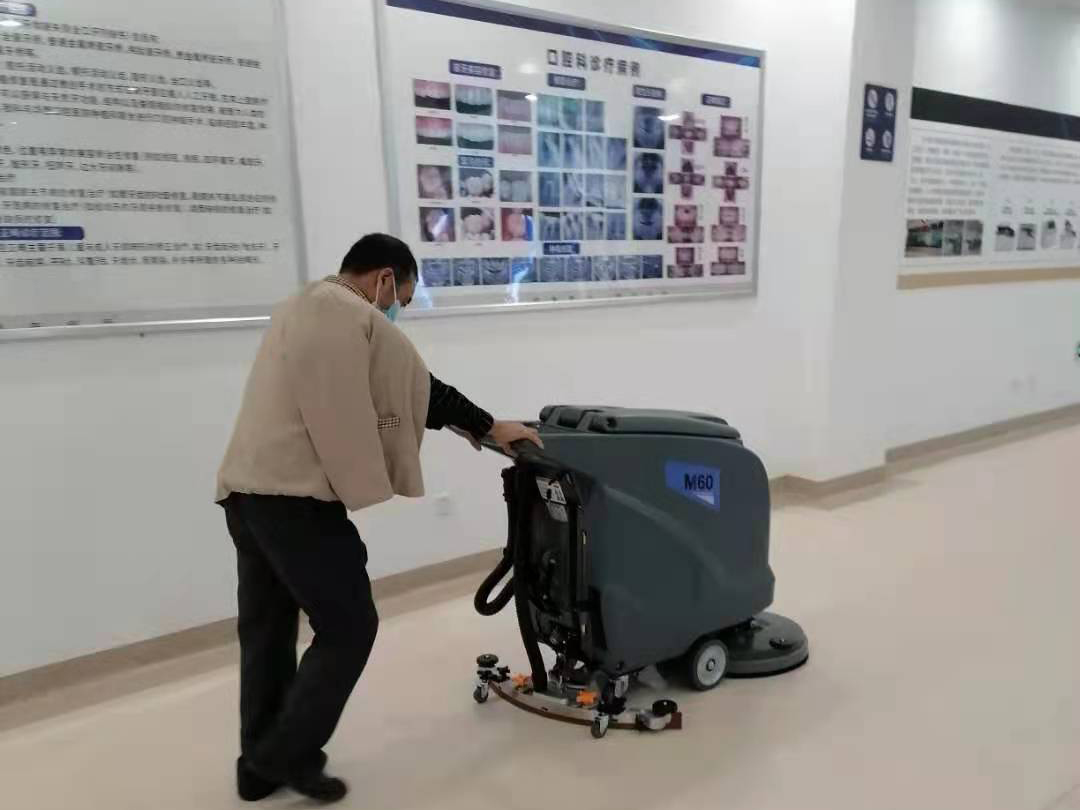 四川医院采购洗地机选择了成都宏雯公司