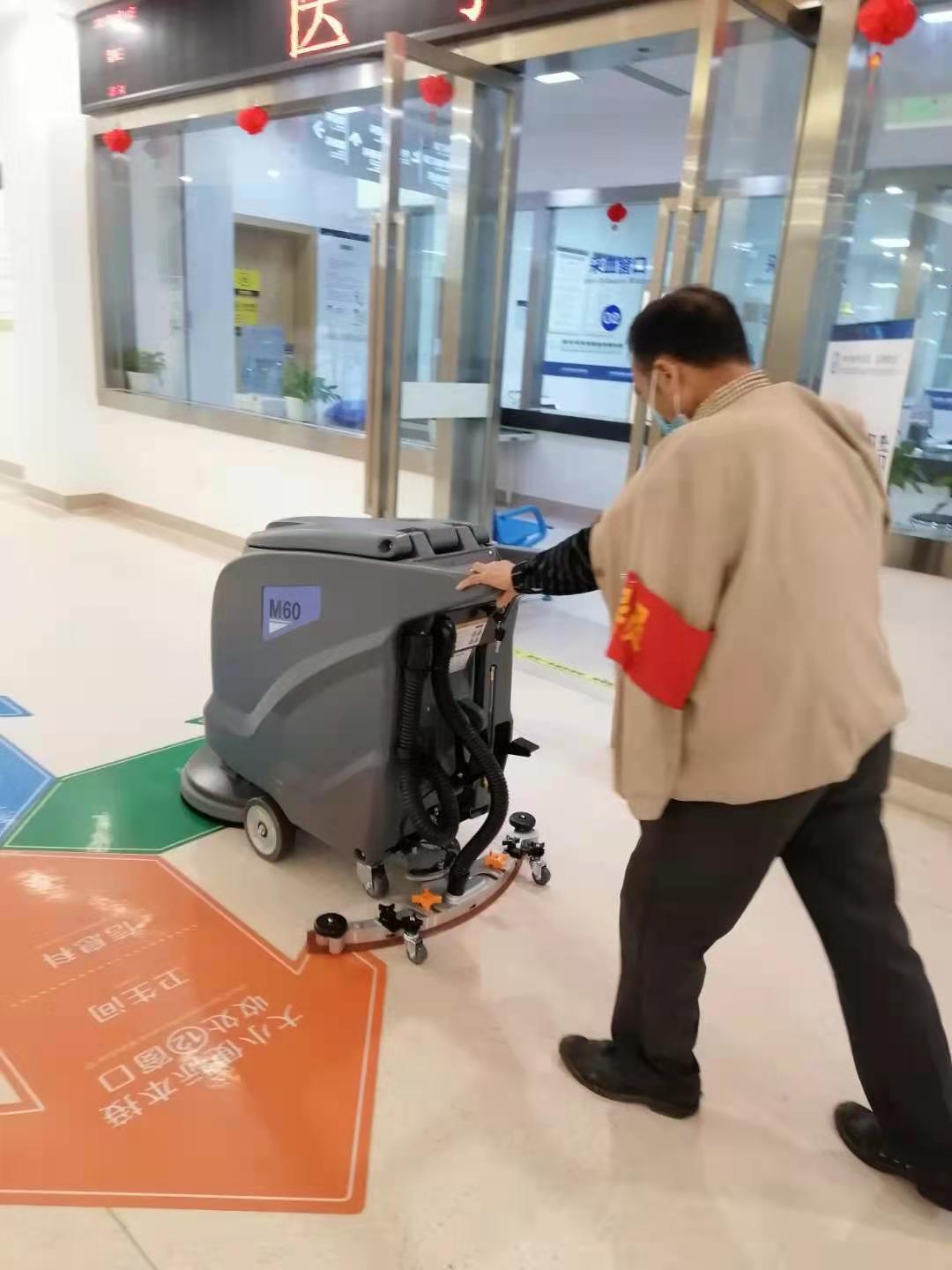 四川医院采购全自动洗地机选择了成都宏雯公司