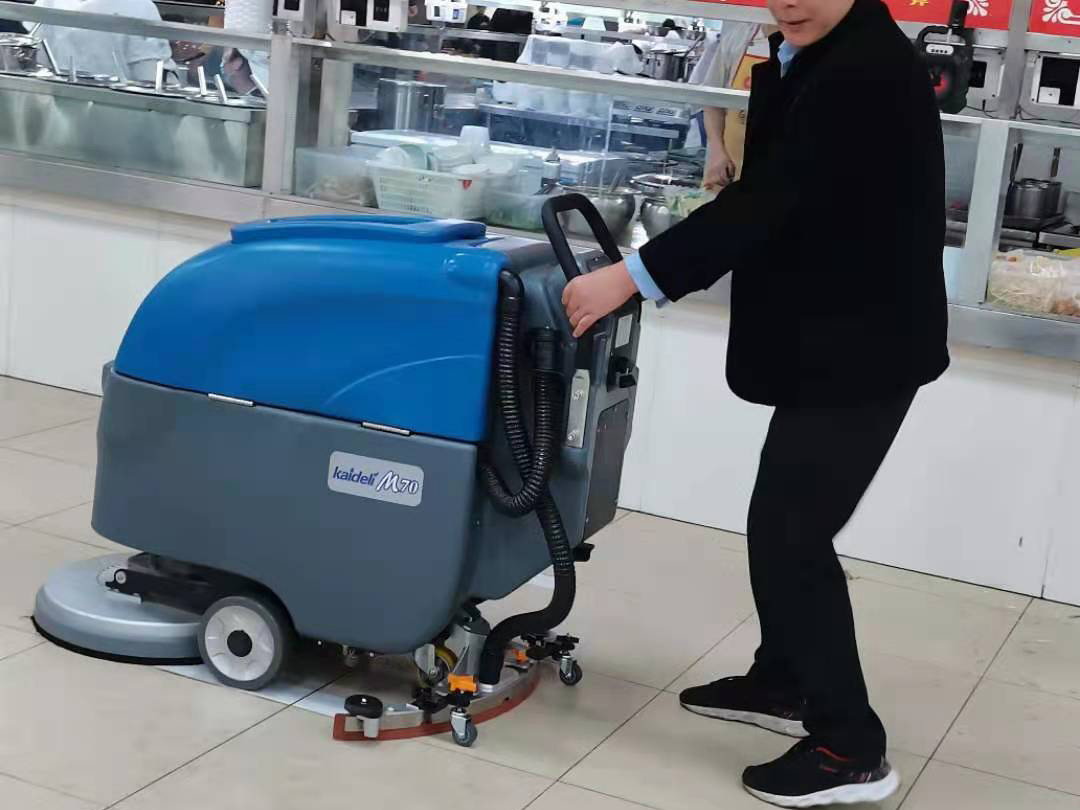 四川财经职业学院采购洗地机选择了成都宏雯公司